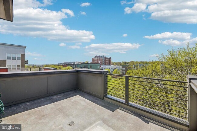 Building Photo - 5627 45th Ave