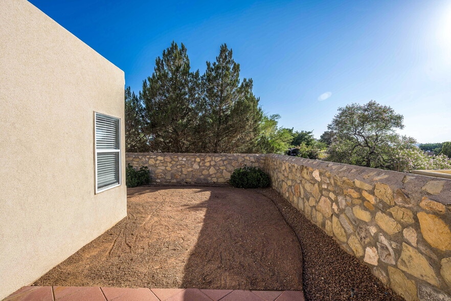Building Photo - 2353 Saturn Cir