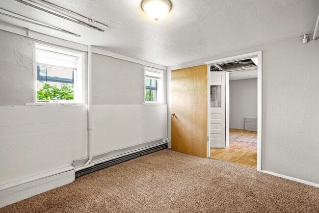 Building Photo - 975 University Ave