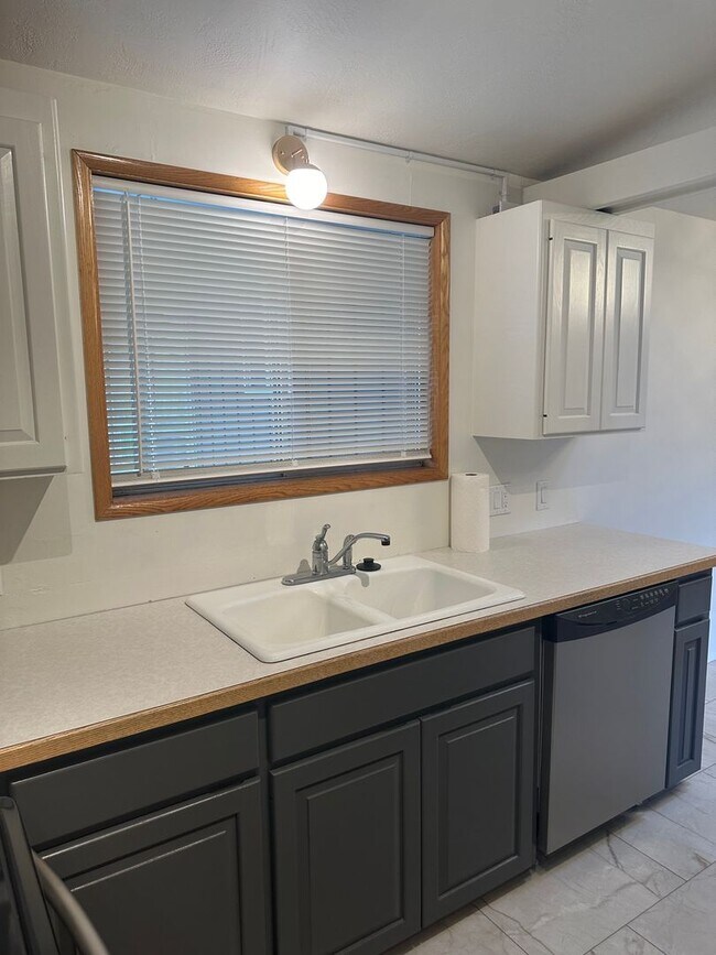 Building Photo - 3 bed, 1 bath house in a great neighborhood!
