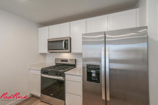 Building Photo - Dog Friendly! 3 Bedroom 2 Bathroom Townhome in Long Valley.