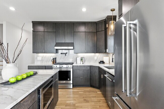 Building Photo - "Spacious 4-Bed, 4-Bath Gem in Nashville -...