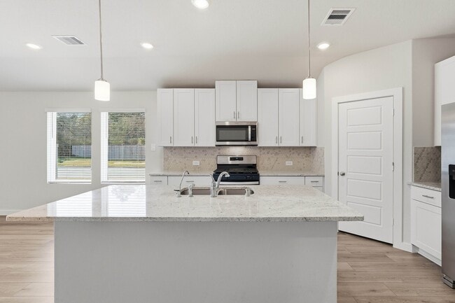 Building Photo - 18037 Martin Pines Dr