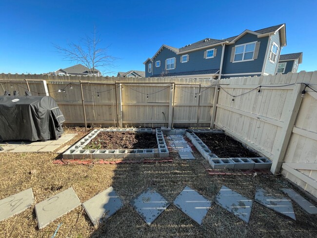 Building Photo - 4 Bedroom, 3.5 Bath Condo in Coveted Spenc...
