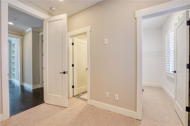 Building Photo - 984 Memorial Walk SE