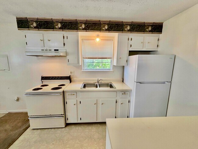 Building Photo - 2 Bedroom Available AUGUST 2026!!