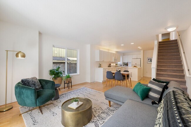 Building Photo - Cathedral Park Townhouse with BRAND-NEW Central A/C & Heat – 3 Bed, 2.5 Bath!