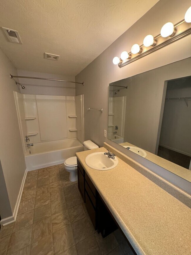 Building Photo - Columbus IN  - 3 BR home with loft