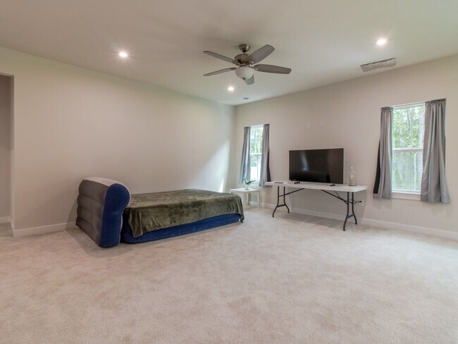 Building Photo - WINTER RENTAL - 3 BED 2.5 BATH SINGLE FAMI...