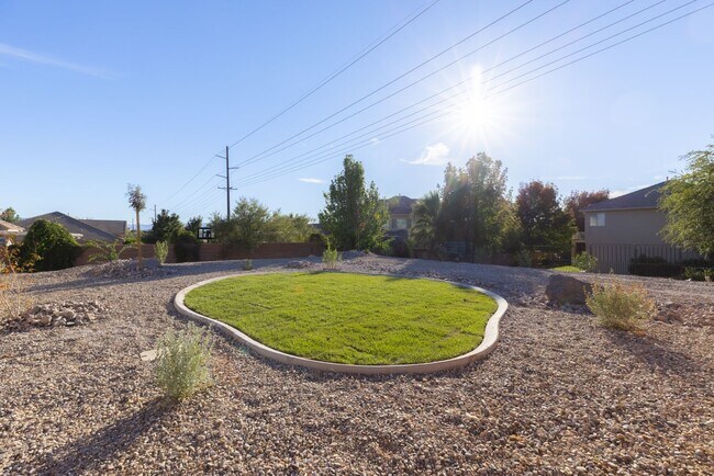 Building Photo - Darling home in desirable Little Valley with a PRIVATE POOL!