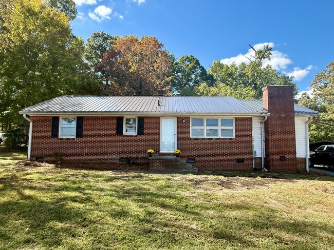 Building Photo - Two bedroom, 1 bath house – Flexible Layout with Bonus Spaces in Gibsonville