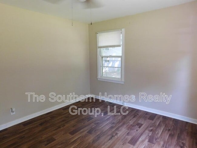 Building Photo - 1704 Shady Dr