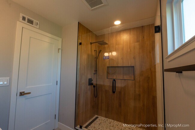 Building Photo - Spacious custom 4 bedroom home with pool and 2 car garage!