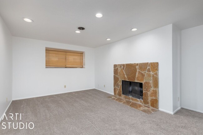 Building Photo - Fully Renovated 4-Bedroom Townhome in Prim...