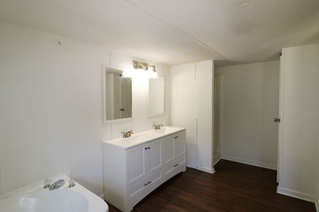 Building Photo - Newly Renovated Home