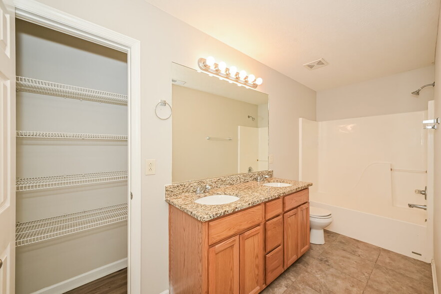 Building Photo - 1440 Westview Dr