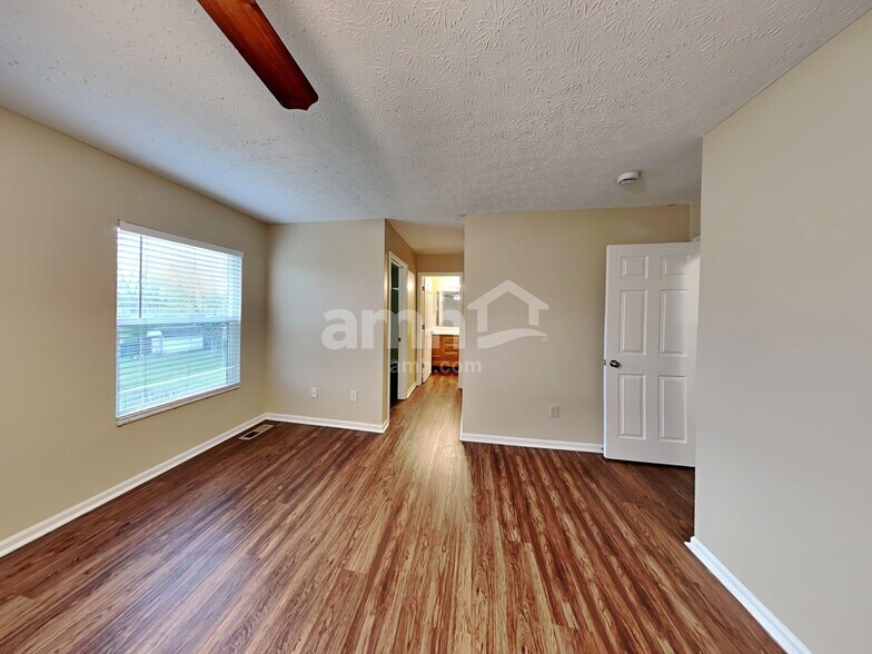 Building Photo - 4024 Walnut Crossing Dr