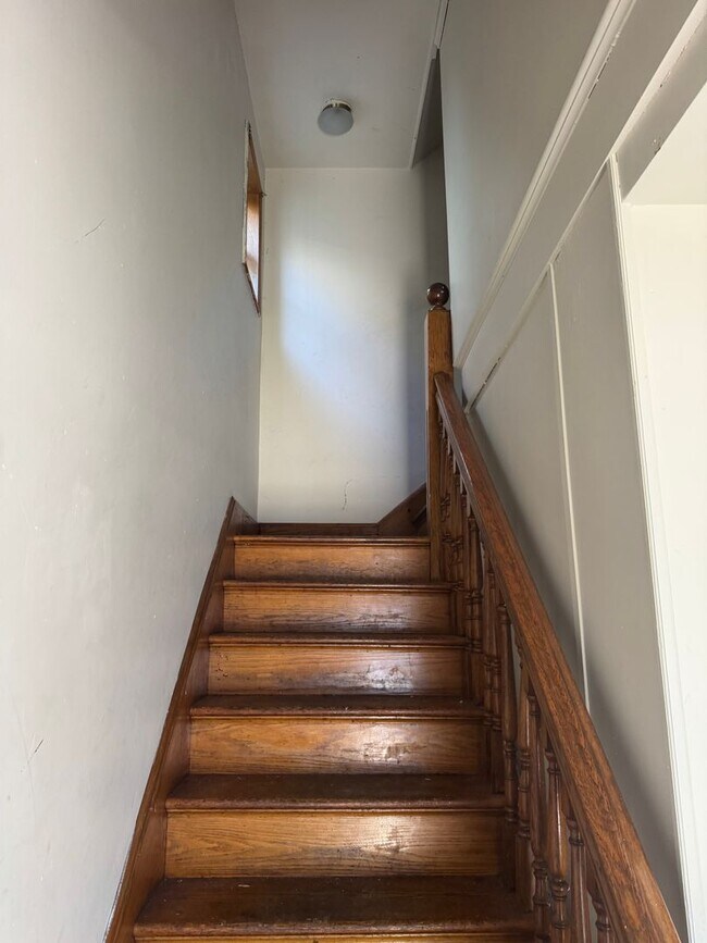 Building Photo - 3 Bedroom 1 Bath 2nd Floor Unit