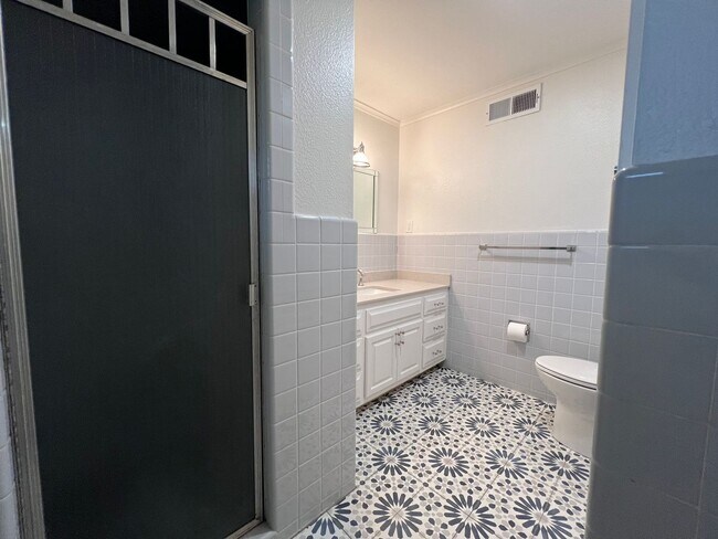 Building Photo - Beautiful Home on Esplanade across from Go...