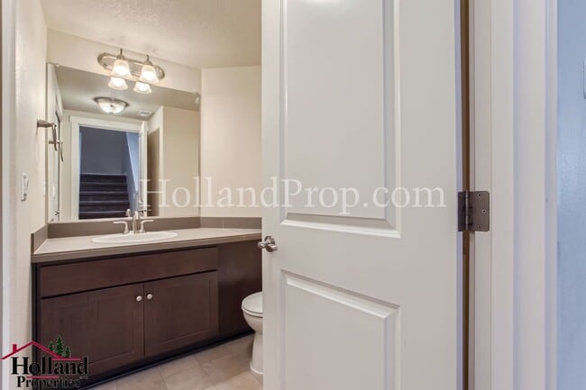 Building Photo - Charming 3-Bedroom Townhome in Prime Hills...