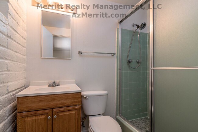 Building Photo - 4 Bedroom, 2 bath, air conditioned, fenced...