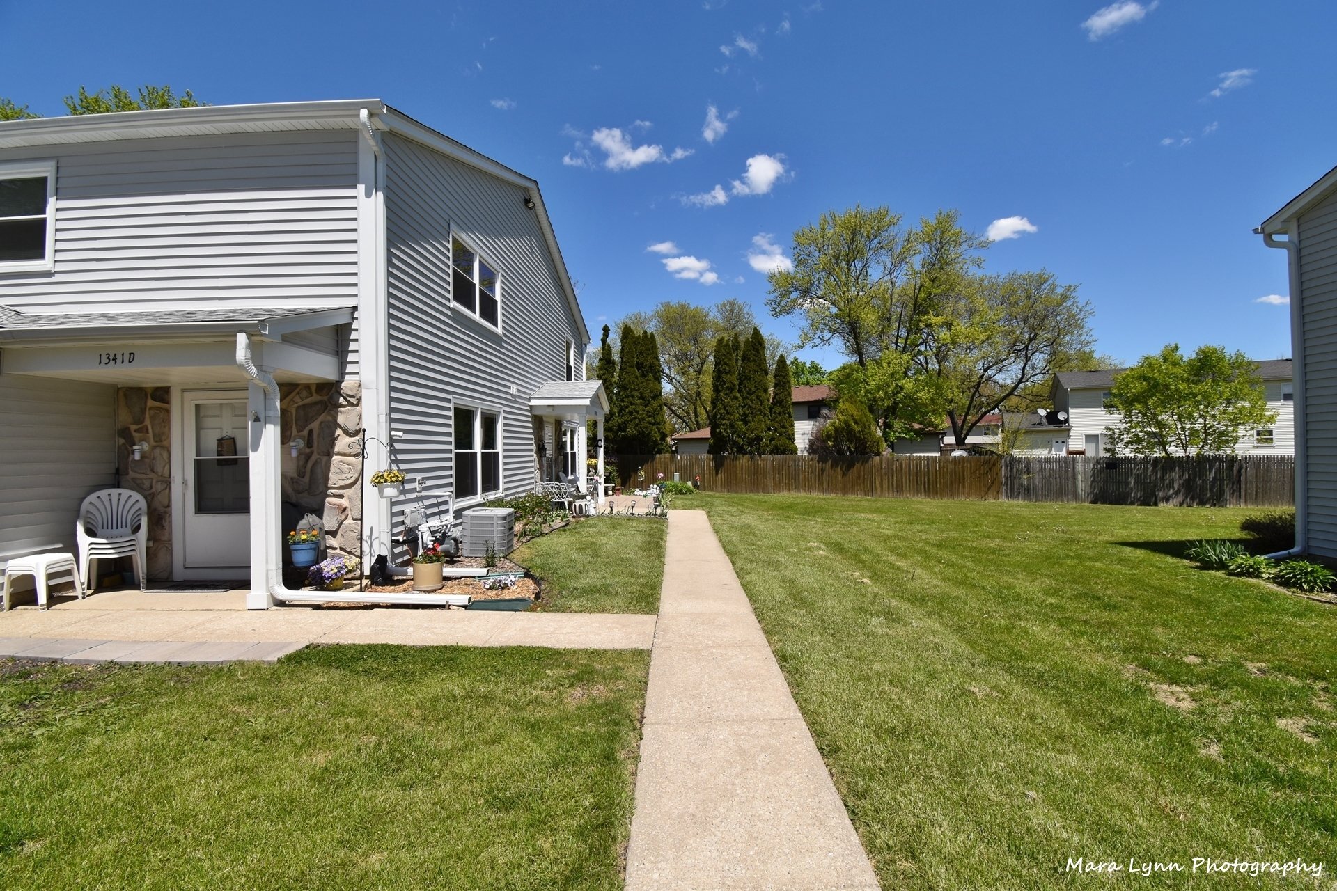 Building Photo - 1341 N Glen Cir