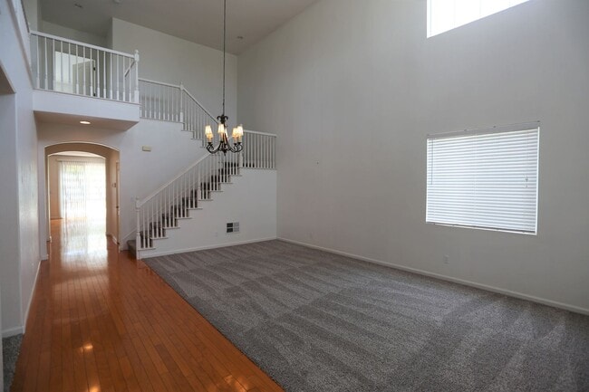 Building Photo - Spacious family home