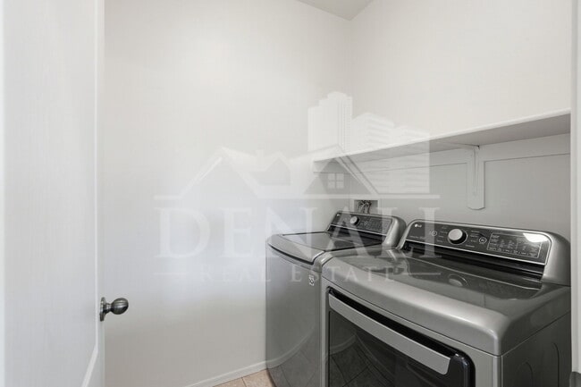 Building Photo - 584 N Highlands Grove Ln