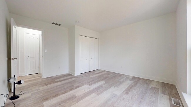 Building Photo - 450 Redwood Ave