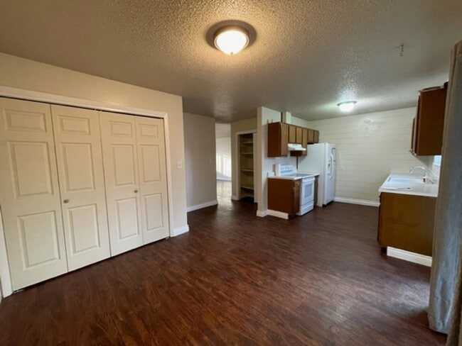 Building Photo - Redlands 3 bed 1.5 bath with yard