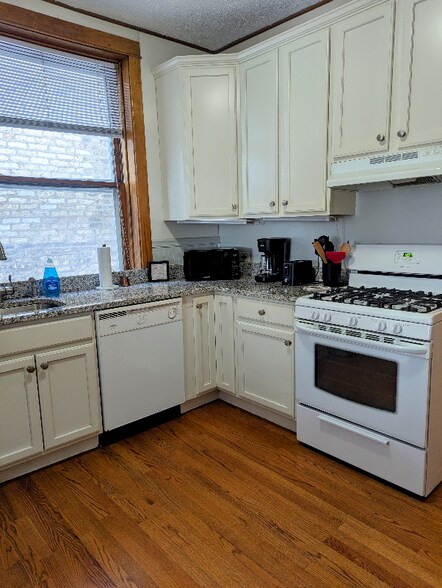 Building Photo - 3619 N Claremont Ave