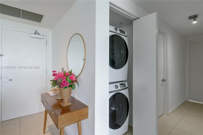 Building Photo - 3250 NE 1st Ave