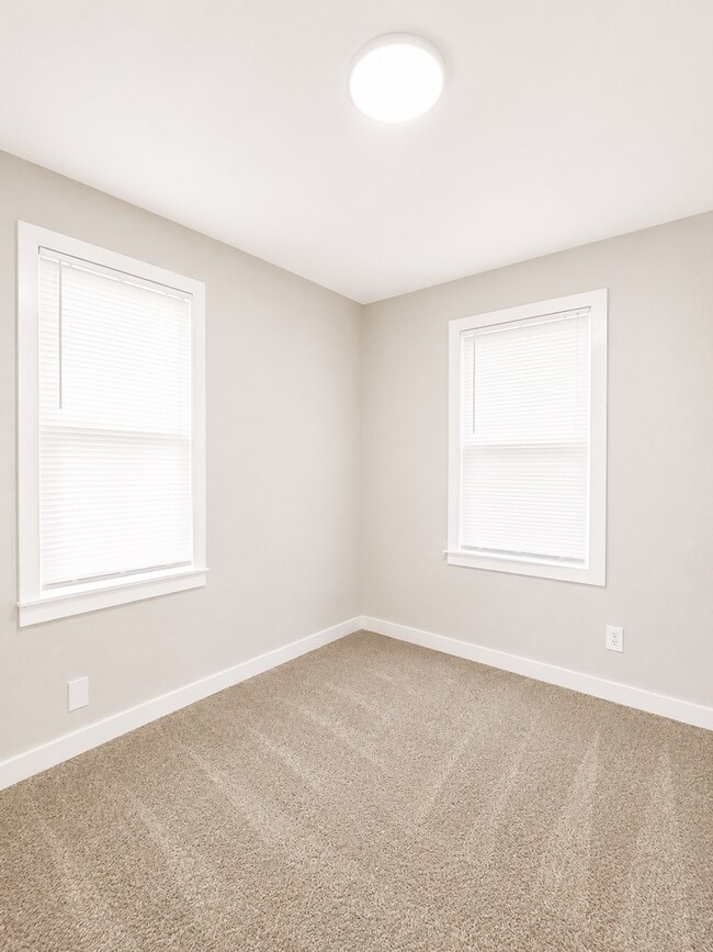 Building Photo - Spacious 6-Bedroom, 4-Bath Home with Plenty of Living Space