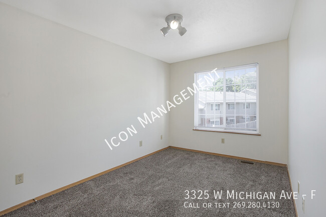 Building Photo - SPACIOUS TOWNHOME in PRIME WMU AREA!