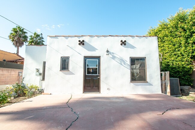 Building Photo - Amazing 3 bed 2.5 bath single family house...