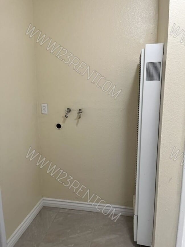 Building Photo - WEST LANCASTER 2BD/1BTH DUPLEX w/ BACKYARD