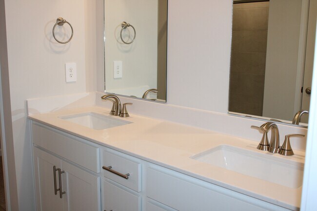 Building Photo - 832 Ottawa Dr