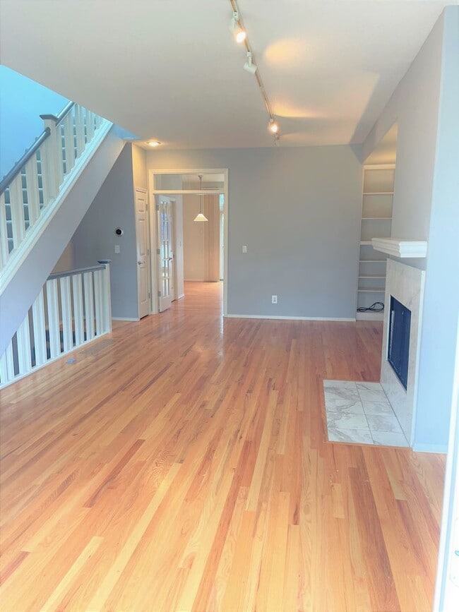 Building Photo - NW townhouse with double Master Suites, pa...
