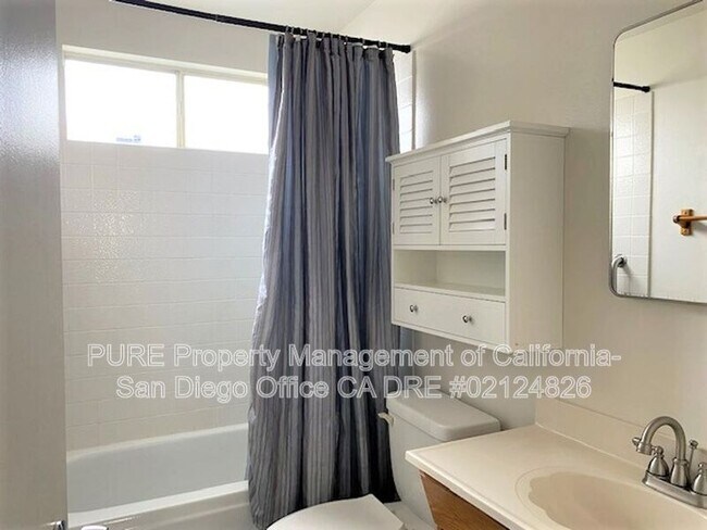 Building Photo - 2925 Luana Dr