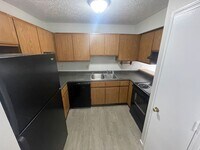 Building Photo - 3 Bedroom Apartment on the West Side!