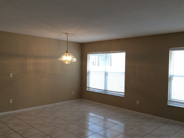 Building Photo - 3025 Holland Dr