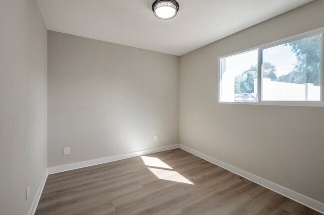 Building Photo - Super Nice Remodeled Home with Pool Close to ASU