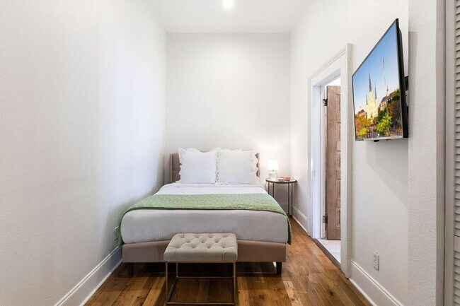 Building Photo - 1204 Carondelet St