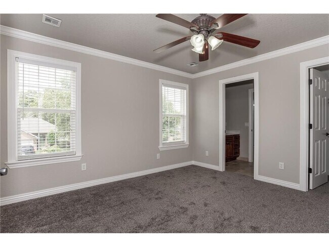 Building Photo - 601 Auburn St