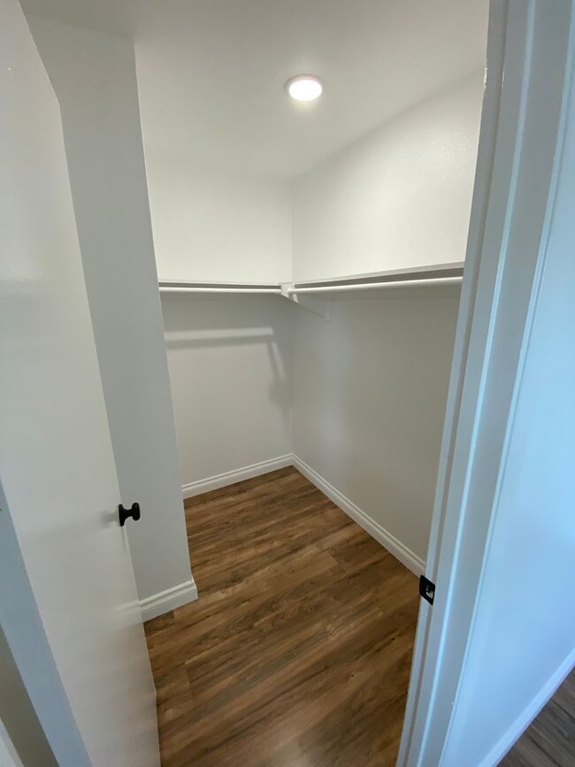 Building Photo - Spacious 2-Bed Townhome Near Everything Yo...