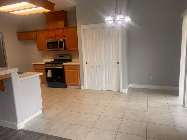 Building Photo - Nice house for rent in Tulare!