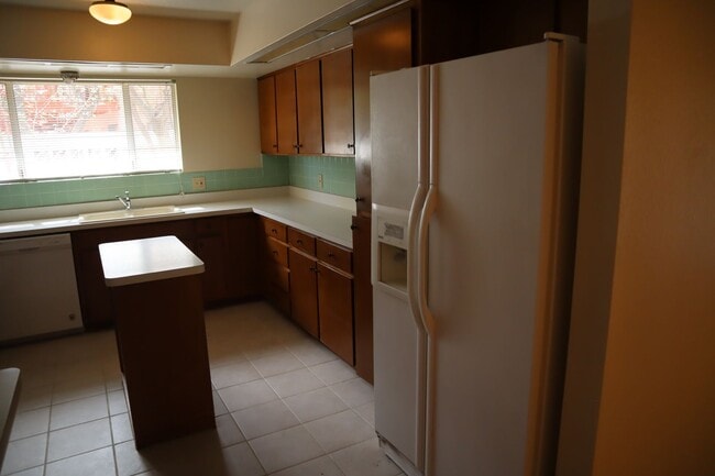 Building Photo - Livable, Lovable, & Avaiable!