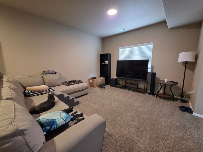 Building Photo - Beautiful 3 Bed 3 Bath Townhome!!