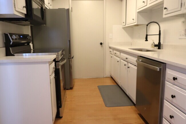 Building Photo - Updated 3-Bed Duplex with 1.5 Baths in Appleton