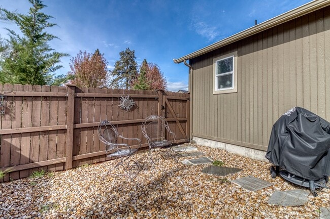 Building Photo - Furnished home in Bend, OR